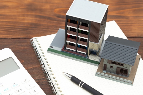 不動産投資ローンと住宅ローンはどちらから先に利用するべき?それぞれの違いや利用する際の注意点を解説